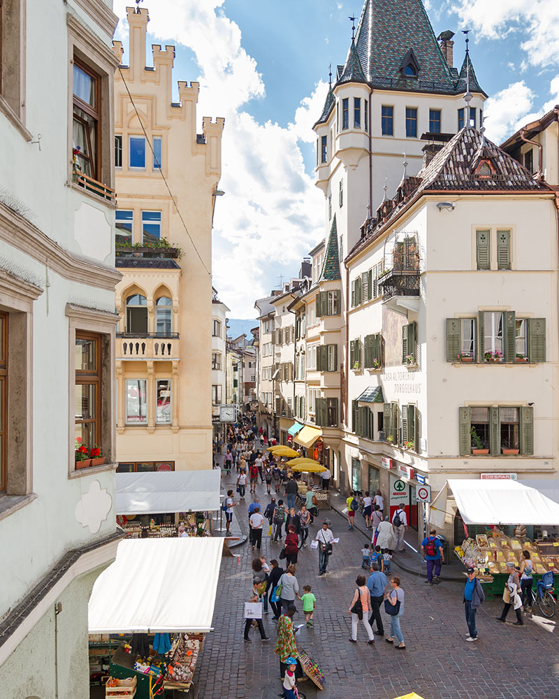 Piazza delle erbe, in centro a Bolzano, da visitare con i bambini