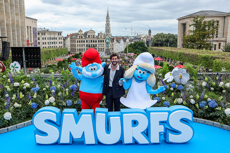Álvaro Soler con i puffi alla prima del nuovo film a Bruxelles