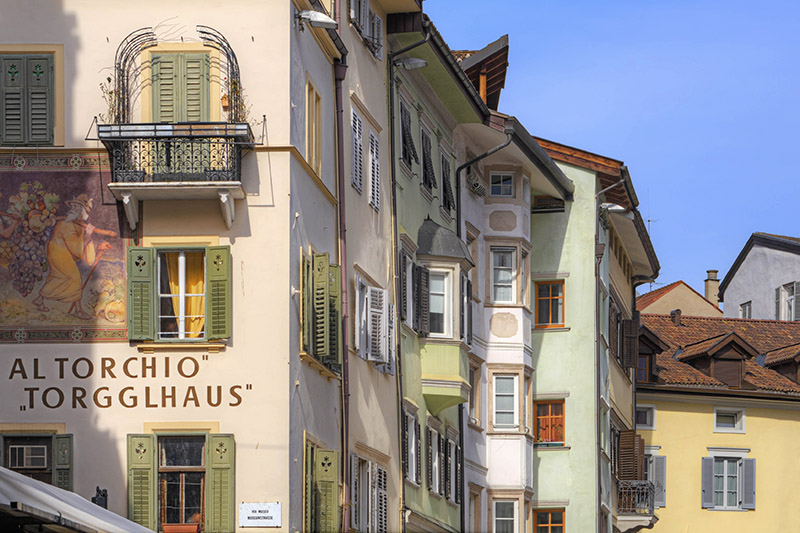 Piazza delle Erbe a Bolzano, palazzi dai colori pastello