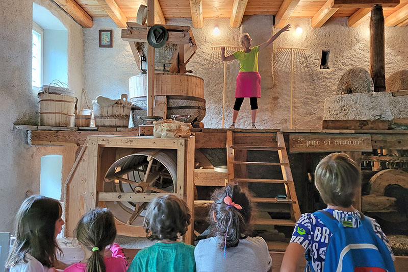 Sentiero dell'Acqua vicino Folgaria, visita al mulino con i bambini