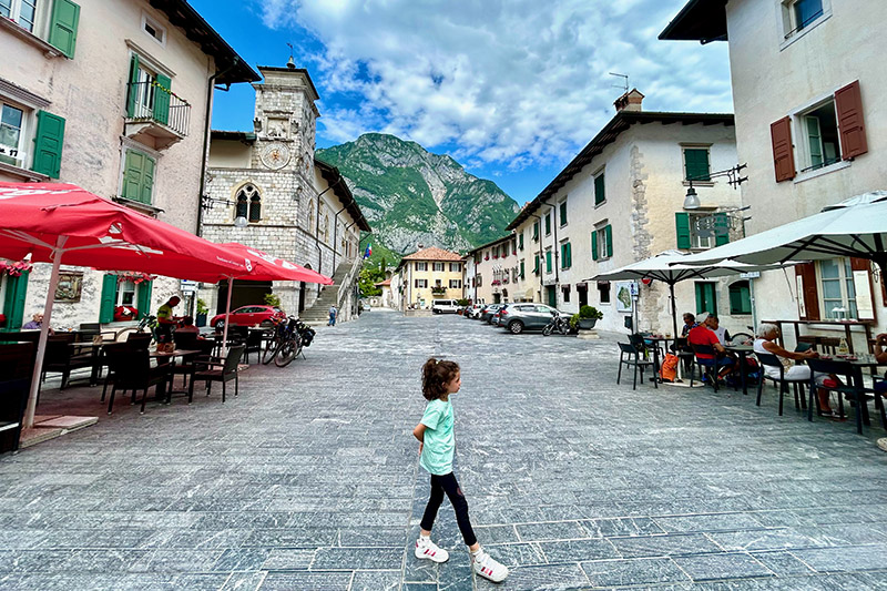 Centro storico di Venzone con i bambini
