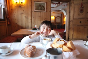 Colazione nella Tiroler Stube del Centro Pineta Family Hotel
